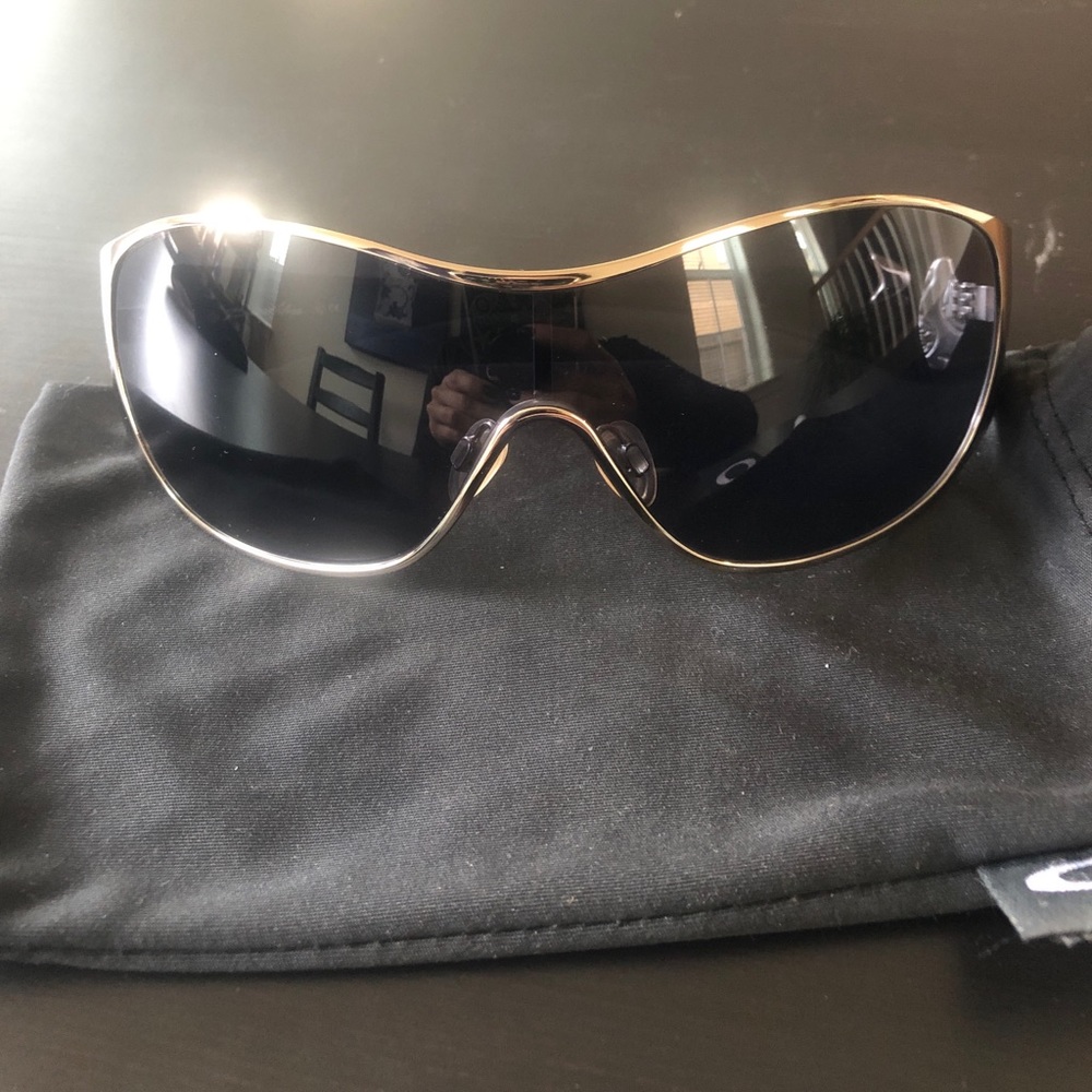 Oakley unisex sunglasses